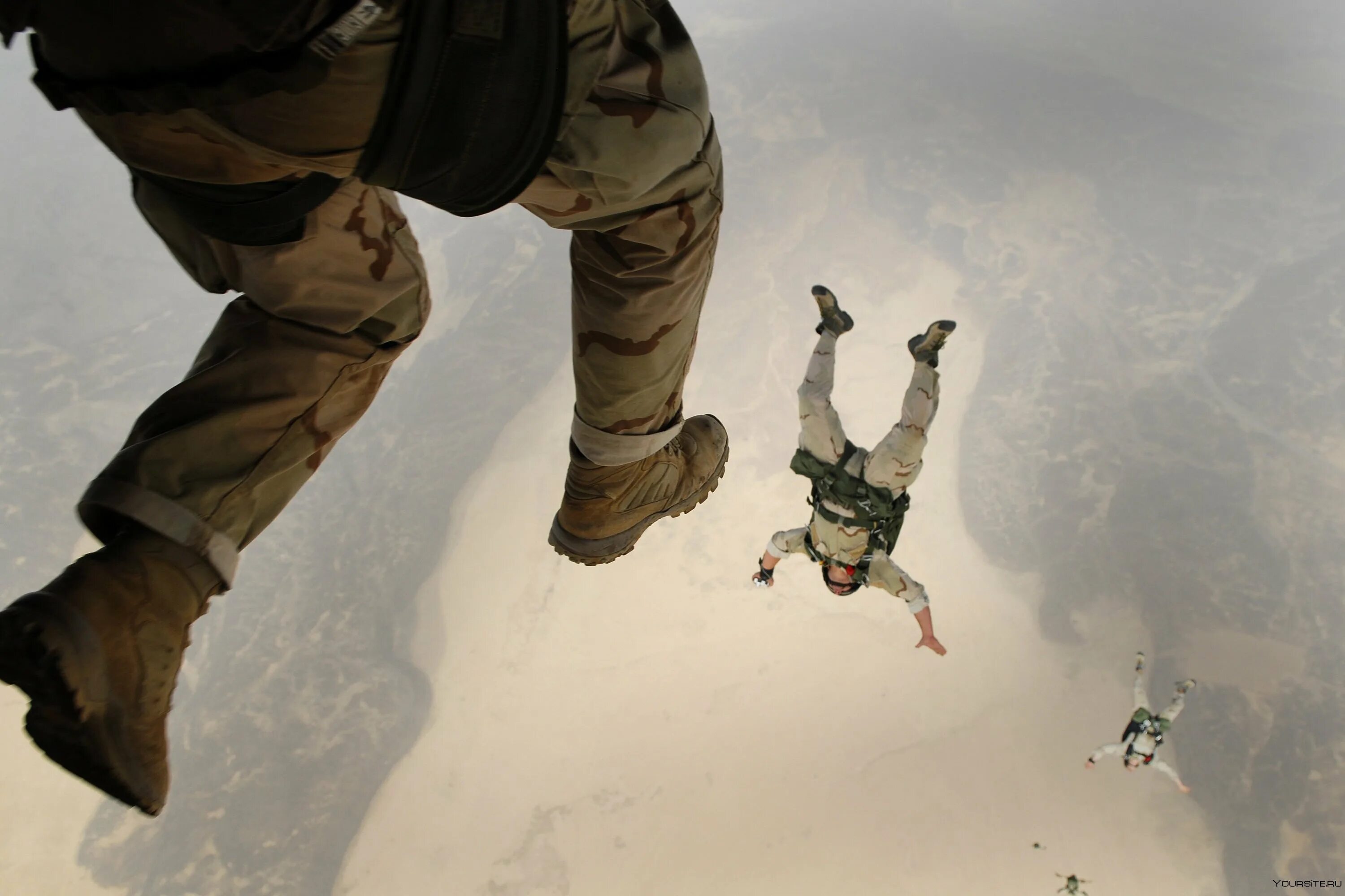 Прыжок с парашютом. Перед прыжком с парашютом. Прыжок с десантным парашютом. Солдат прыгает с парашютом.