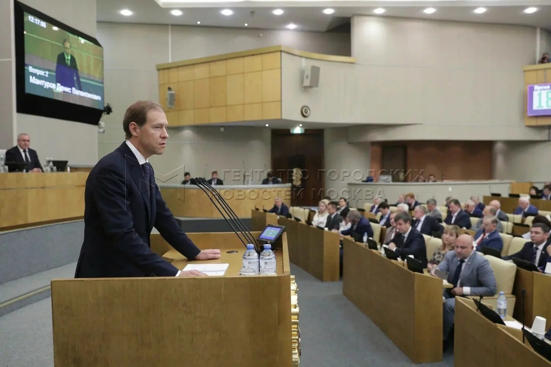 Депутат против правительства. Совещание в госдуме. 450 депутатов госдумы. Депутаты заседают. Депутат против правительства.