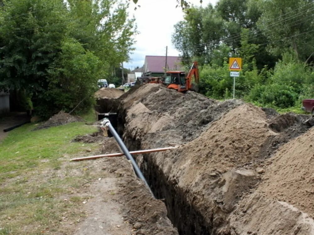 Работы по проведению водопровода. Отремонтировали водопровод. Работы по проведению водопровода. Работы по проведению водопровода. Монтаж систем водопровода и канализации.