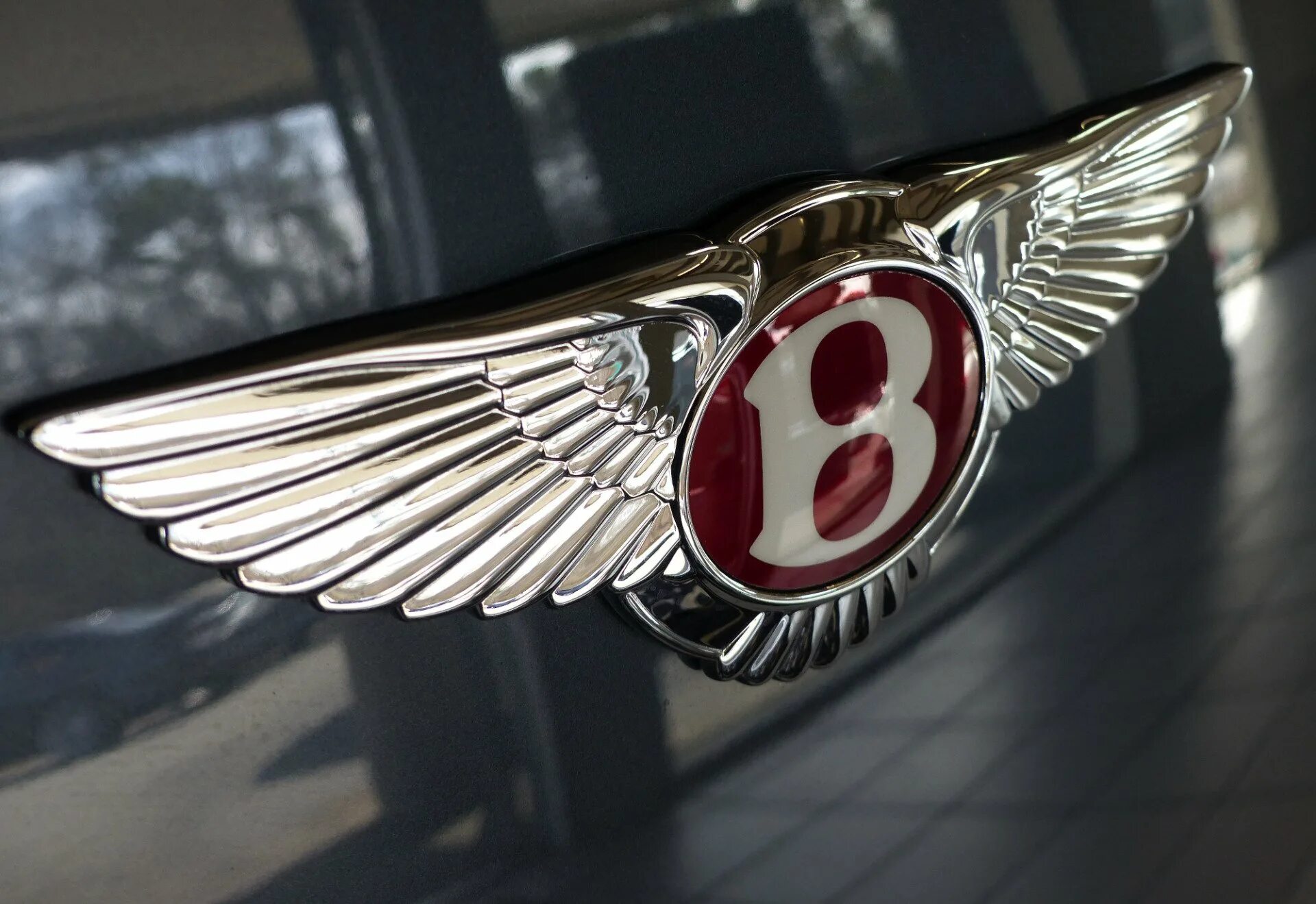 Спорткар с крыльями на эмблеме. Эмблема авто с крыльями. Марки авто с крыльями на значке. Автомобиль с логотипом крылышки. Значок автомобиля с крыльями.