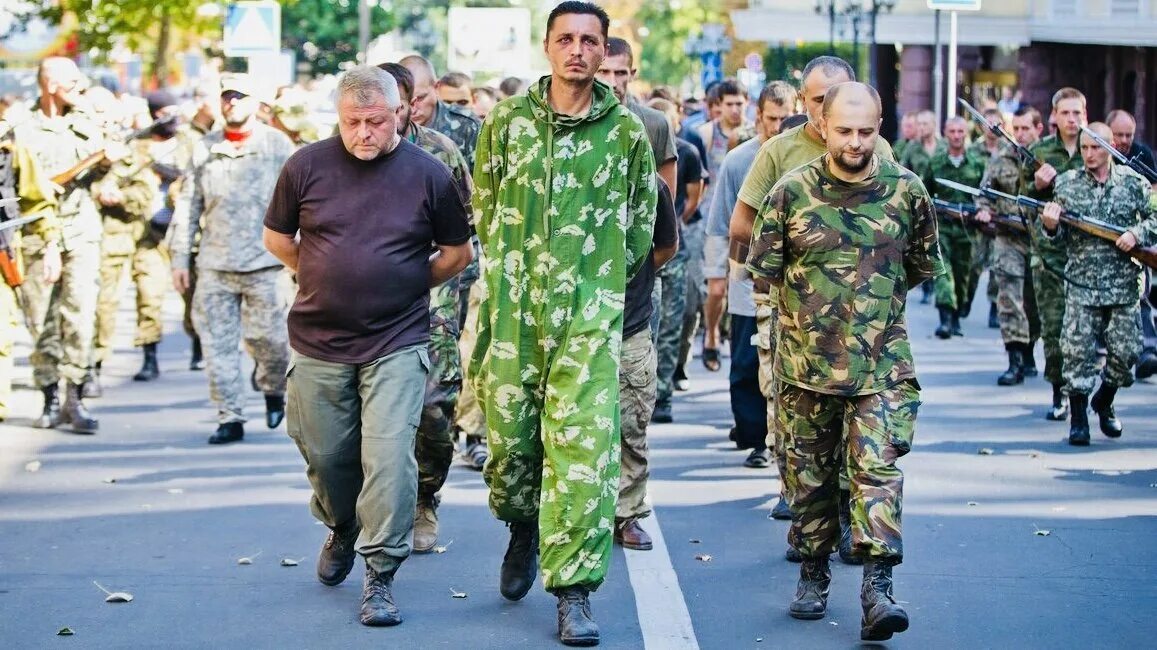 Пленные украинские военные в 2014. Пленные ВСУ В Донецке. Пленные Украины в Донецке. Украинские военные поенные.