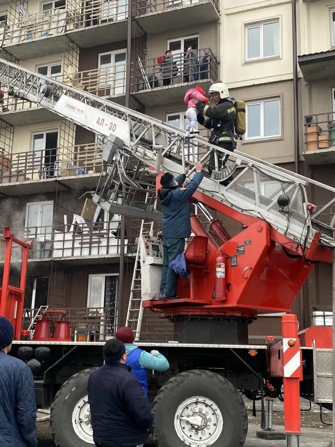 Пожар. Пожар в многоэтажном доме. Пожар в многоэтажке. Пожар дома. Что случилось в тыве