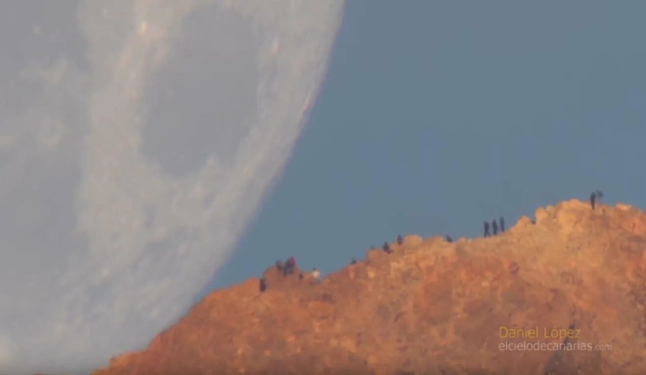 Правда что в америке вчера упала луна. Падение Луны. Moon setting behind Teide Volcano. Падение Луны на землю фото. Как огроменная Луна упадет на землю.