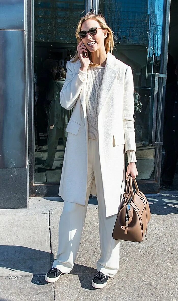 Черное пальто и белые брюки. Карли Клосс в пальто. Образы со светлым пальто. Белые брюки с пальто. Белое пальто стритстайл.