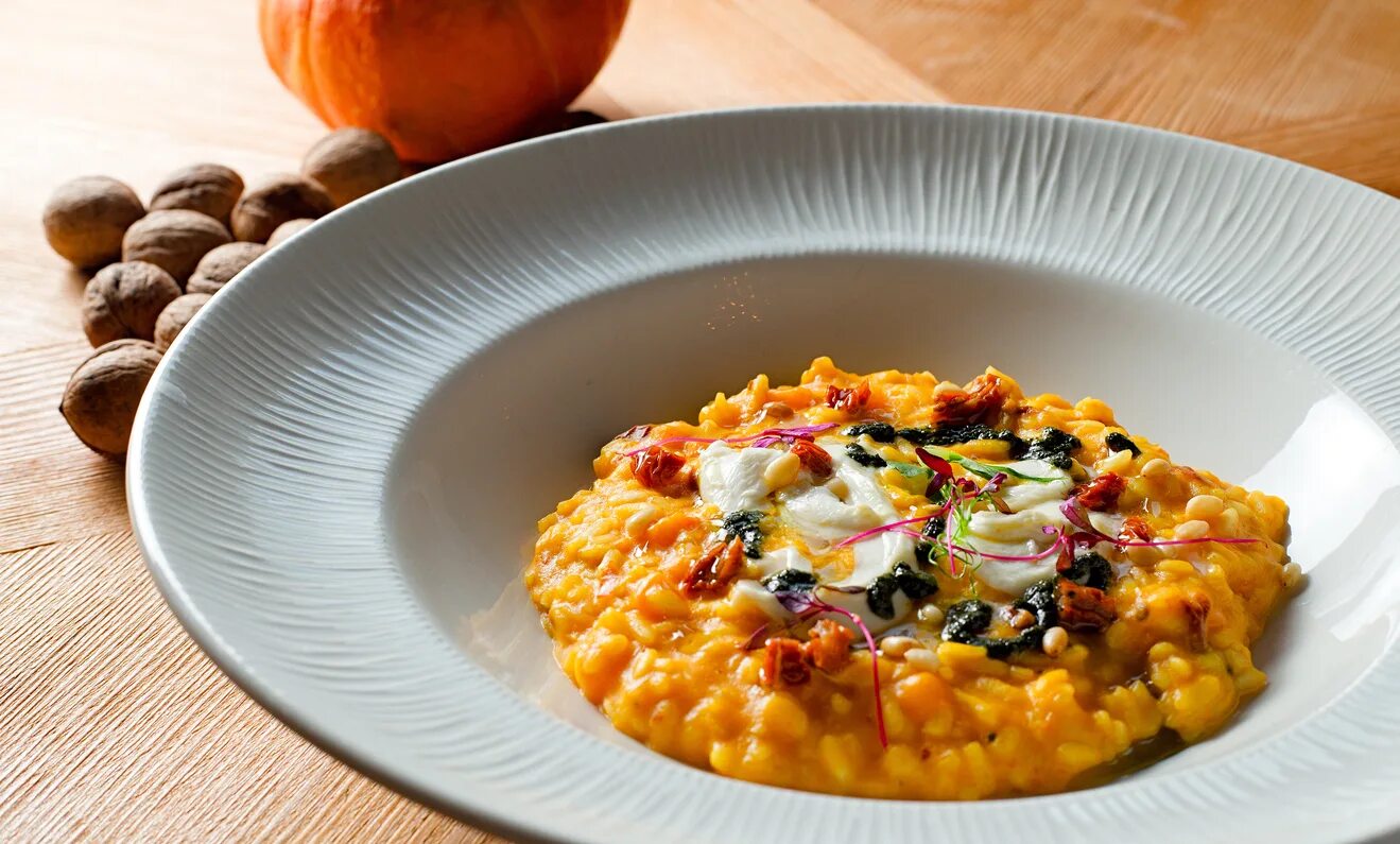 Просто кухня ризотто с тыквой. Ризотто с тыквой ресторан. Ризотто ч тигровыми креветками и тыквой. Ризотто с тыквой и портобелло. Ризотто с тыквой и грибами.