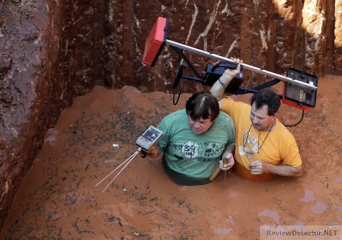 Прикольный металлоискатель. Находки с металлоискателем в лесу. Металлоискатель в лесу коп. Кладоискатели с металлоискателем. Нашел клад.