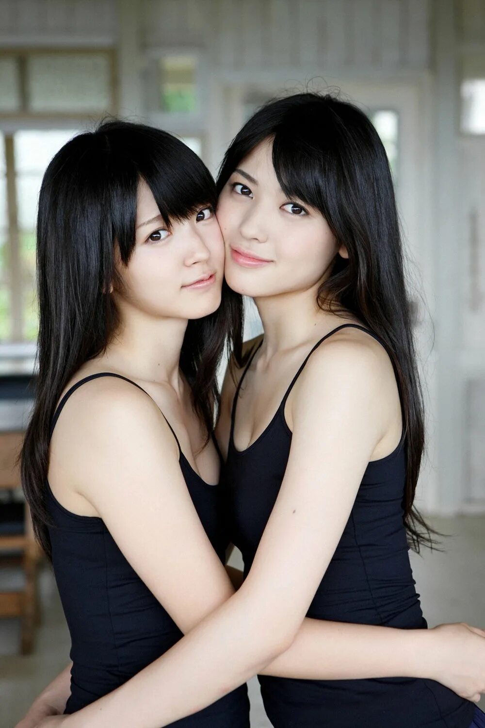 Lesbian indonesia. Airi Suzuki and Maimi Yajima. Судзуки систер. Азиатки Близнецы. Красивые близняшки азиатки.