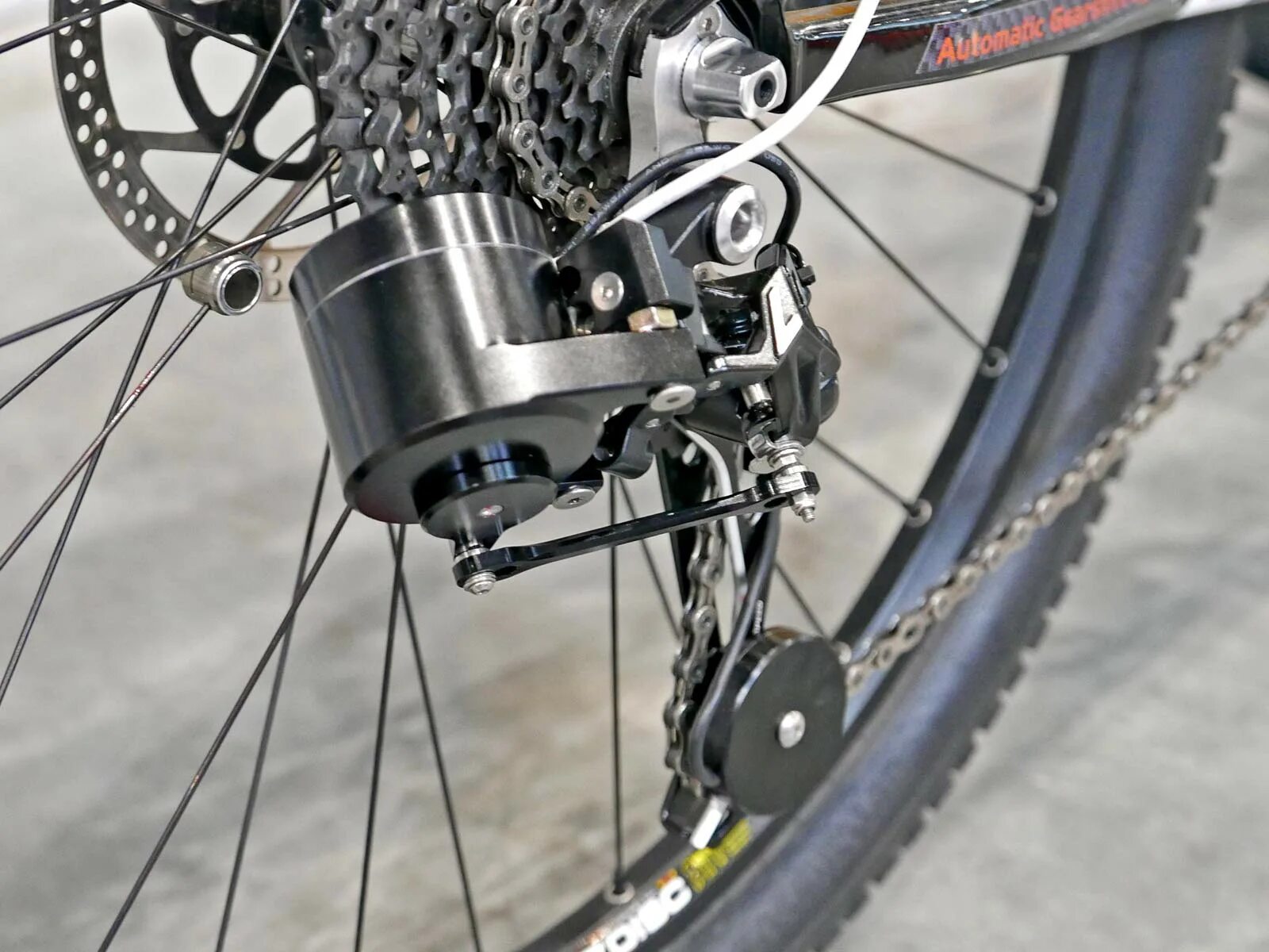 Nuvinci optimized (enviolo). Велосипед с автоматическим переключением скоростей. Велосипед автоматическое переключение. Переключатель шифтер шимано 6 скоростей. Коробка pinion для велосипеда.