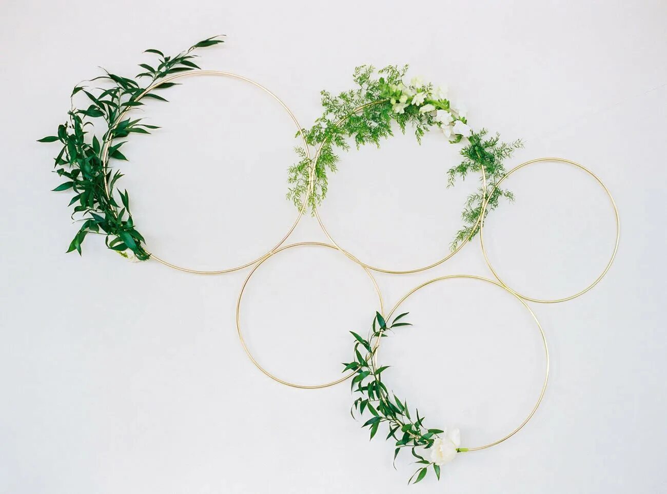 Венок для пригласительных. Рамка с акварельными цветами. Круг из зелени. Венок из зелени на стену. Свадебный венок для пригласительных.