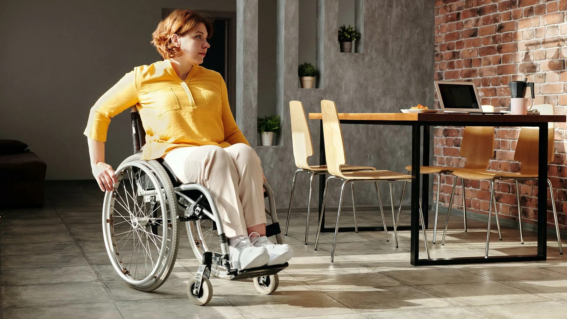Покупка жилья инвалидам. Человек в инвалидной коляске. Девушка инвалид. Дома для людей с ограниченными возможностями. Инвалид дома.