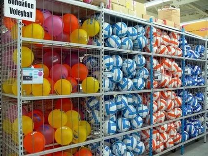 В магазине продаются мячи четырех цветов