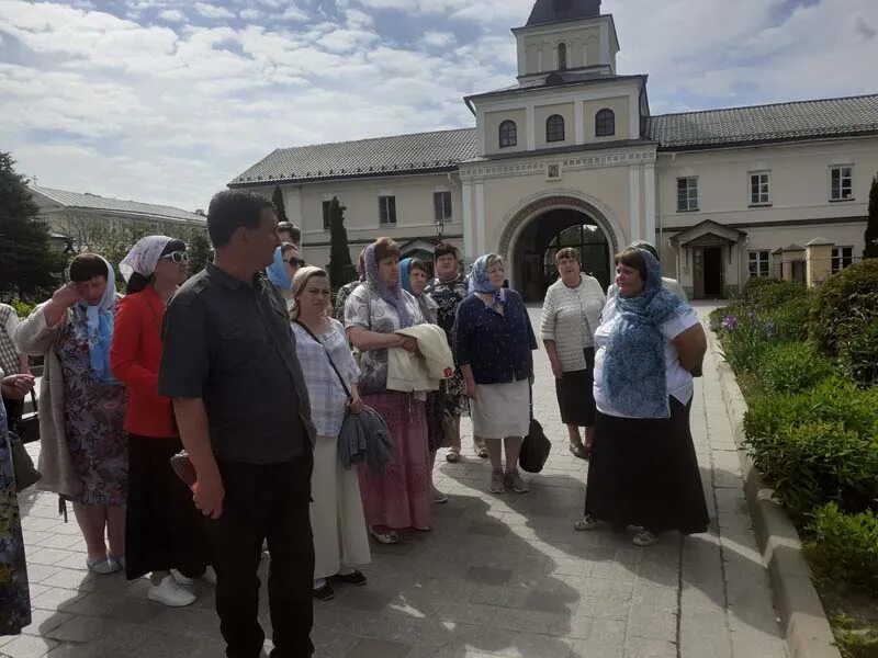 Паломничество в оптину пустынь. Автобус с паломниками. Паломнические поездки из москвы в оптину пустынь. Оптина пустынь гостиница при монастыре фото. Паломнические поездки.