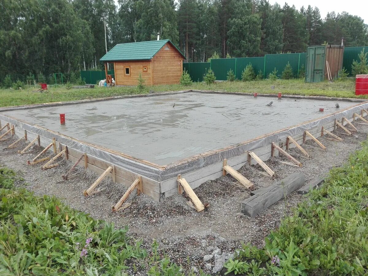 Заливка плита дом. Заливка плита дом. Фундамент монолит жб. Монолит плита фундамент. Заливка плиты фундамента.