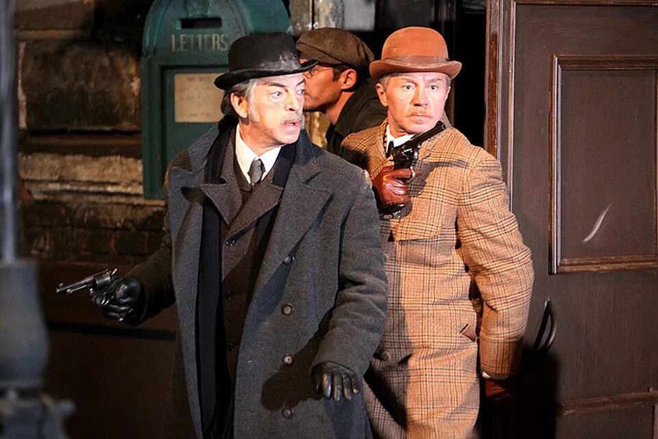 Шерлок холмс для презентации. Шерлок безобразная невеста. Шерлок холмс и доктор ватсон бенедикт камбербэтч. Сколько лет шерлоку холмсу и доктору ватсону. Стихи о шерлоке холмсе.