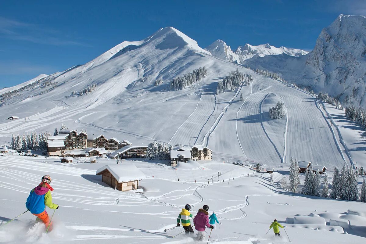 Альпы горнолыжка. La Clusaz горнолыжный курорт. Альпы лыжные курорты. Горные лыжи Альпы. Ski tv