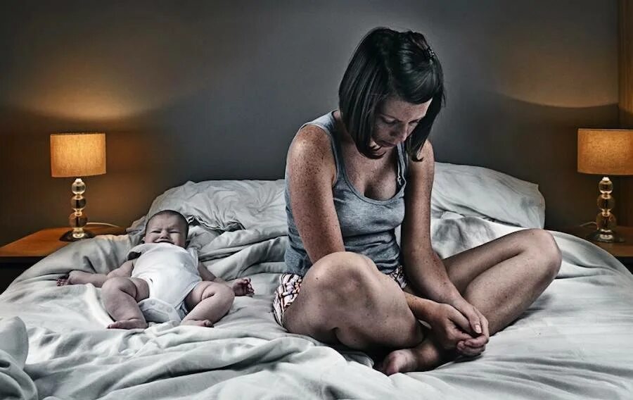 Отношения после рождения. Послеродовая депрессия. Пострадовая депрессия. Женщина с младенцем. Что такое послеродовая депрессия у женщин.