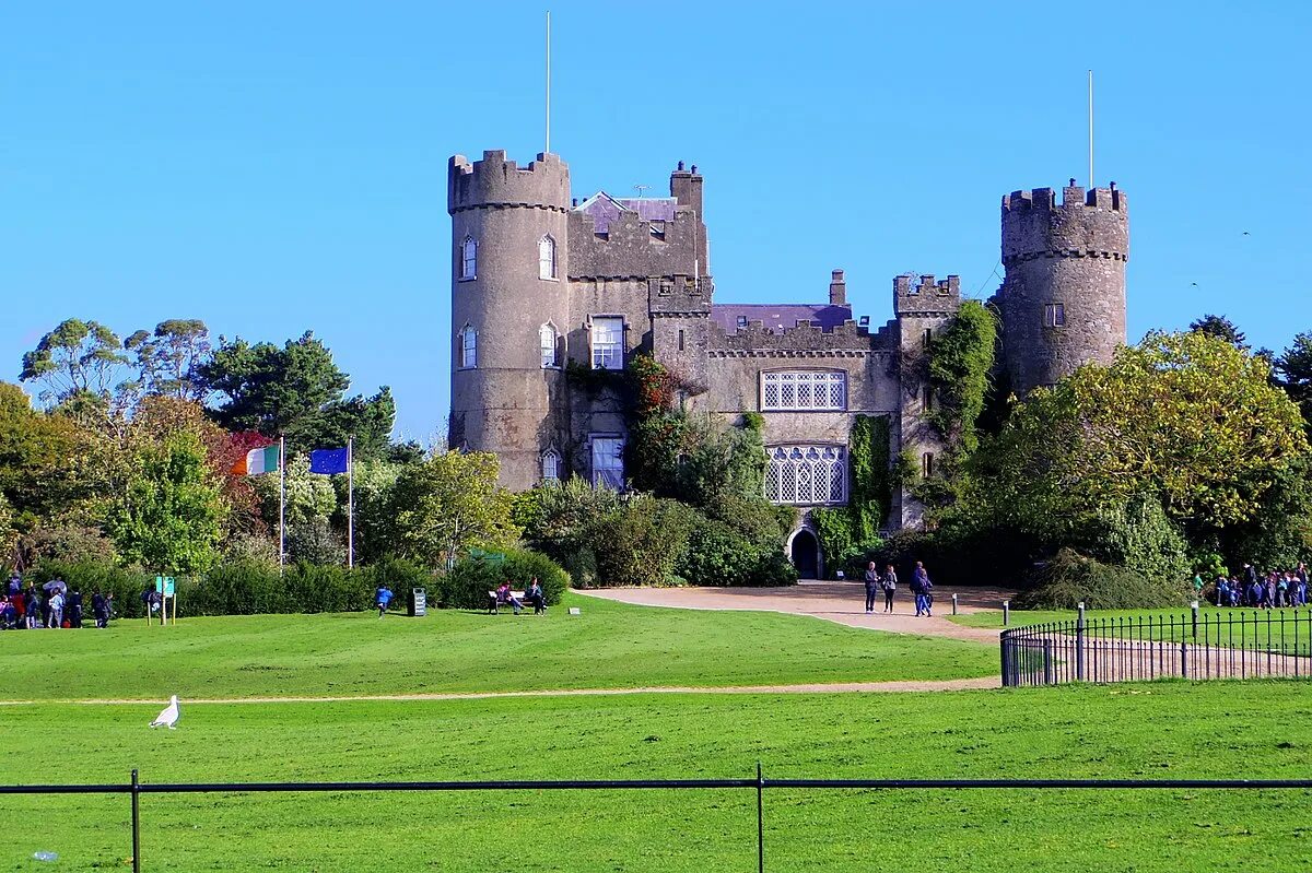 Malahide castle is northeast of dublin. Малахайд дублин. ирландия malahide castle deckplan. малахайд касл окруженный парком. malahide castle белая леди.