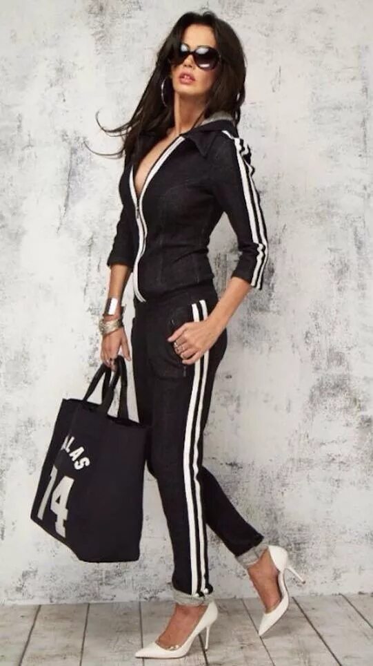 Спортивная одежда 2023. Костюм в стиле спорт Шик. Костюм в спортивном стиле женский. Спорт Шик костюмы женские. Костюмчики для женщин стиль спорт-Шик.