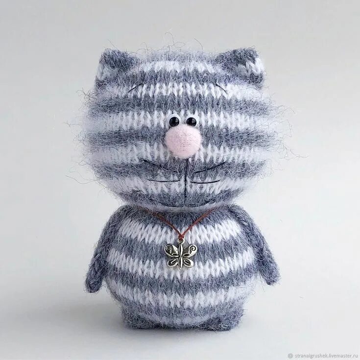 Вязаный кот. Вязаный кот спицами. Котик тани оробец. Вязаный кот спицами. Вязаные котики.