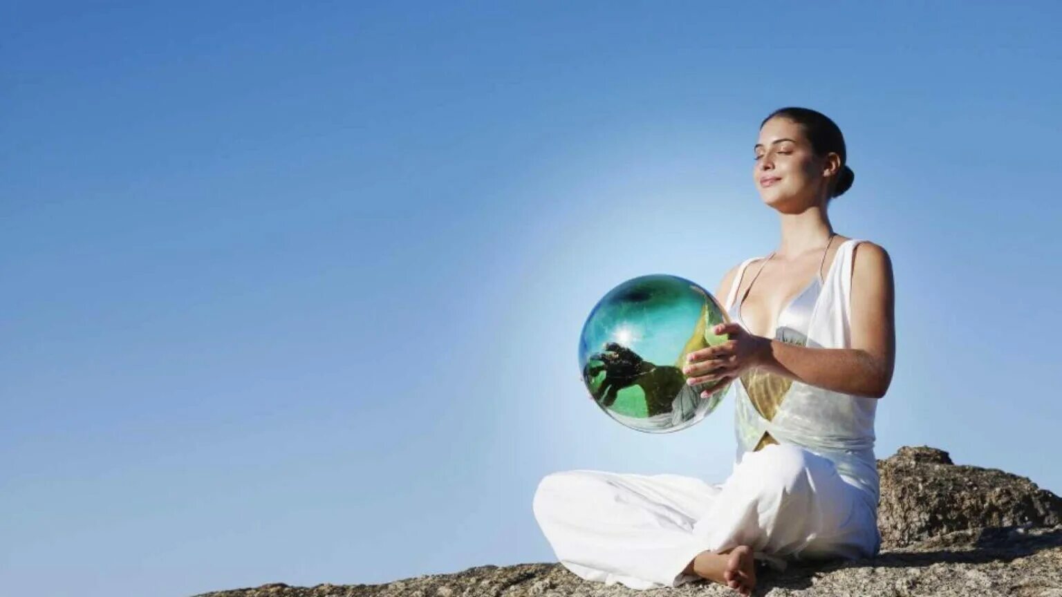 Медитация исцеление. Женщина с подарком в руках. Фото желаний человека. Имущество семьи. Духовные практики.