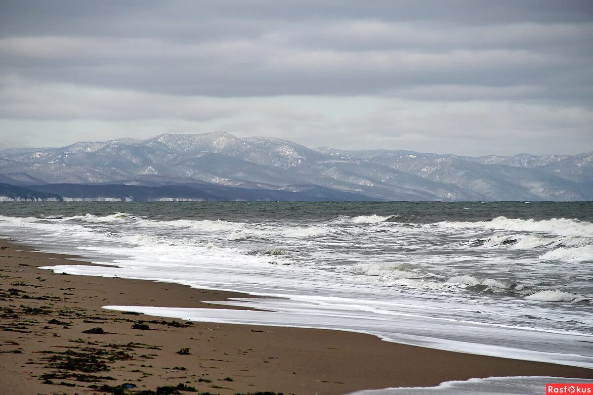 Отзыв море в мае. Охотское море Сахалин. Сахалин побережье Охотского моря. Охотское море 2021. Охотское море зима.