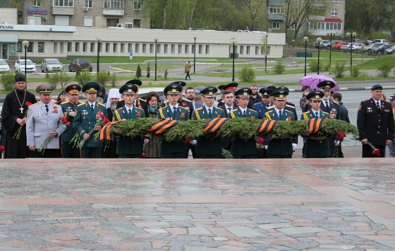 Полк города иваново. Вечный огонь Иваново. День Победы город Иванова. Возложение цветов к Вечному огню Ярославль. Церемонии возложения цветов город Бердск.