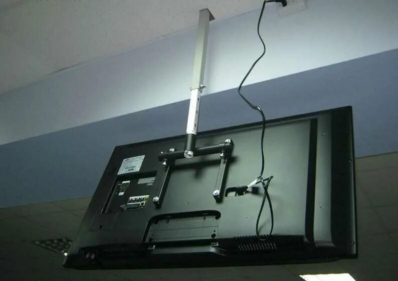 Повесить монитор. Потолочный крепеж для телевизора. Крепеж телевизора к потолку. Держатель для телевизора на потолок. Потолочный подвес для телевизора.