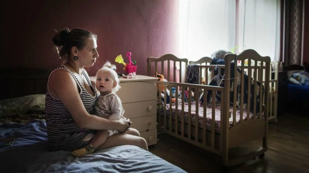 Возраст детей для усыновления. Усыновление в суде. Женщина задумалась. Одинокая женщина усыновила. Одинокий родитель.