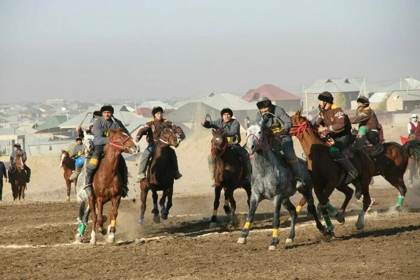 Традиции казахов связанные с лошадьми. Казахская традиция байга. Конный спорт байга. Аламан байге в Казахстане. Скачки Казахстана аламан байга.