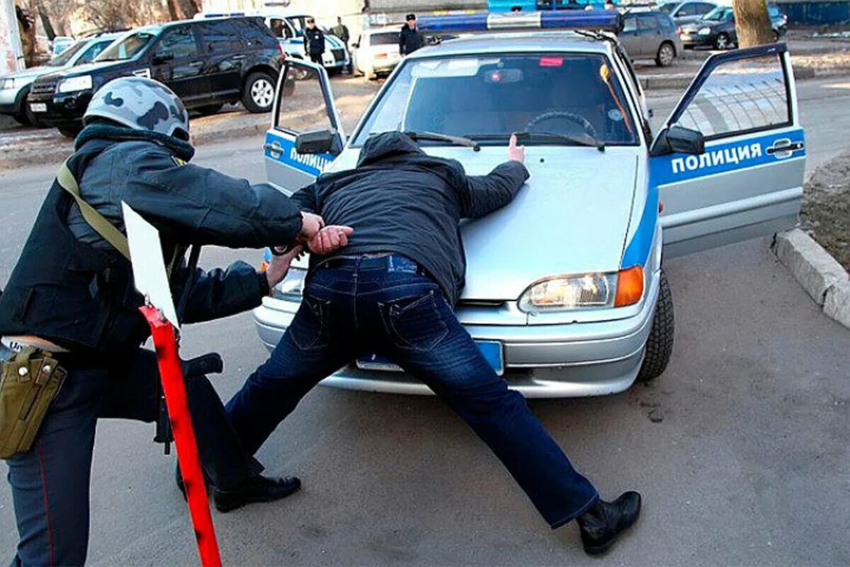 Как посадить преступника в машину. Полиция задерживает преступника.