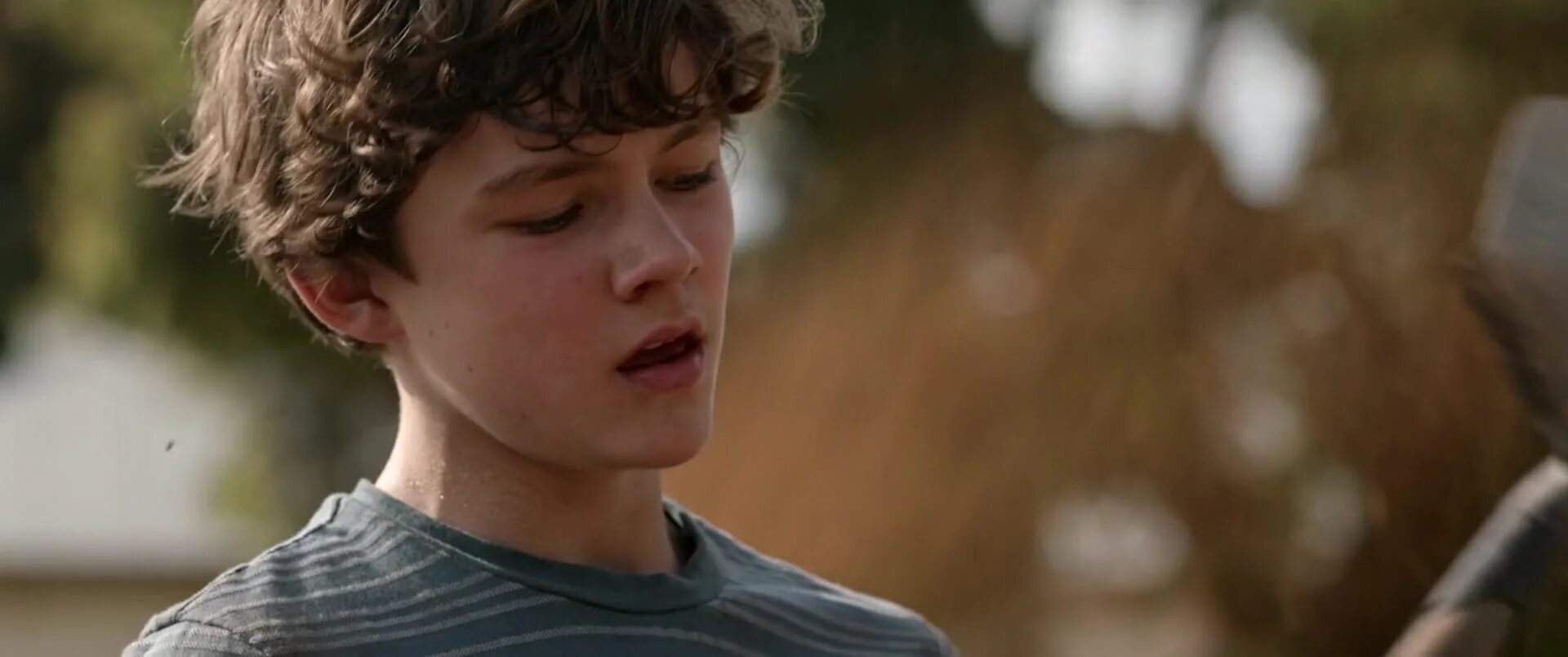 Папа наклонился к ребенку. Лерой лиам. He leaned. Liam payne one direction. He leaned.