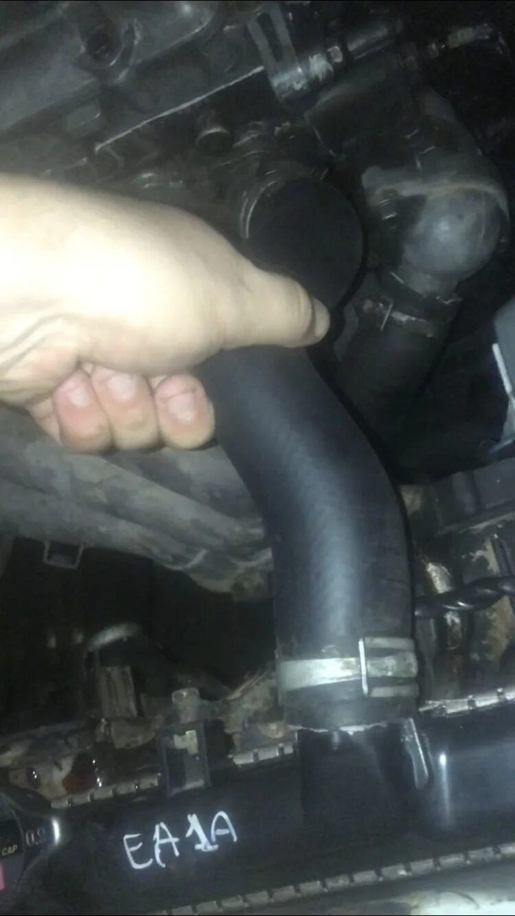 Патрубки охлаждения хендай акцент. Дует патрубки. Патрубок верхний 2107. Дует патрубки. Дует патрубки.