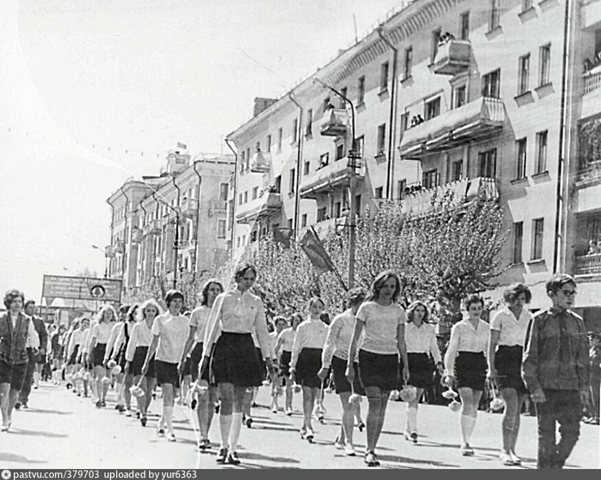 Молодежь 1975. 1 мая 1975 года. 1975 первомайская демонстрация школа. демонстрация 1 мая 1975. балашиха 1975 года.