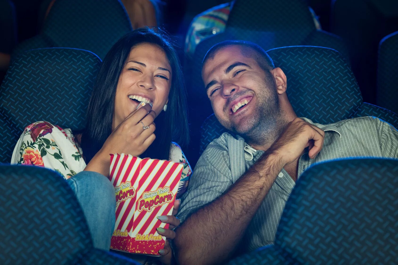 They like going to the cinema. Пара в кинотеатре. Парочка в кинотеатре. Влюбленные пары в кинотеатре. Парочка в кинозале.