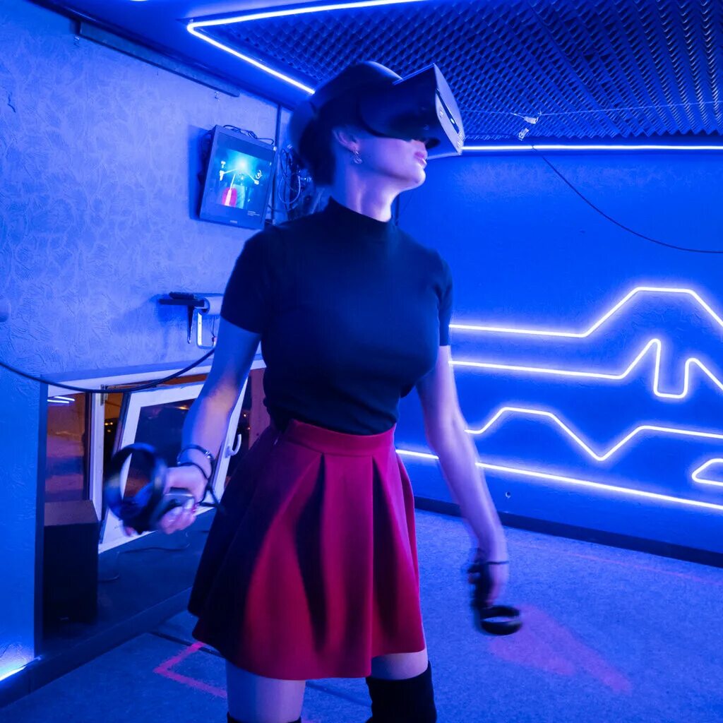 VR очки Neon. VR Арена неон. Виртуальная реальность девушка. Центр виртуальной реальности. Виар трансов