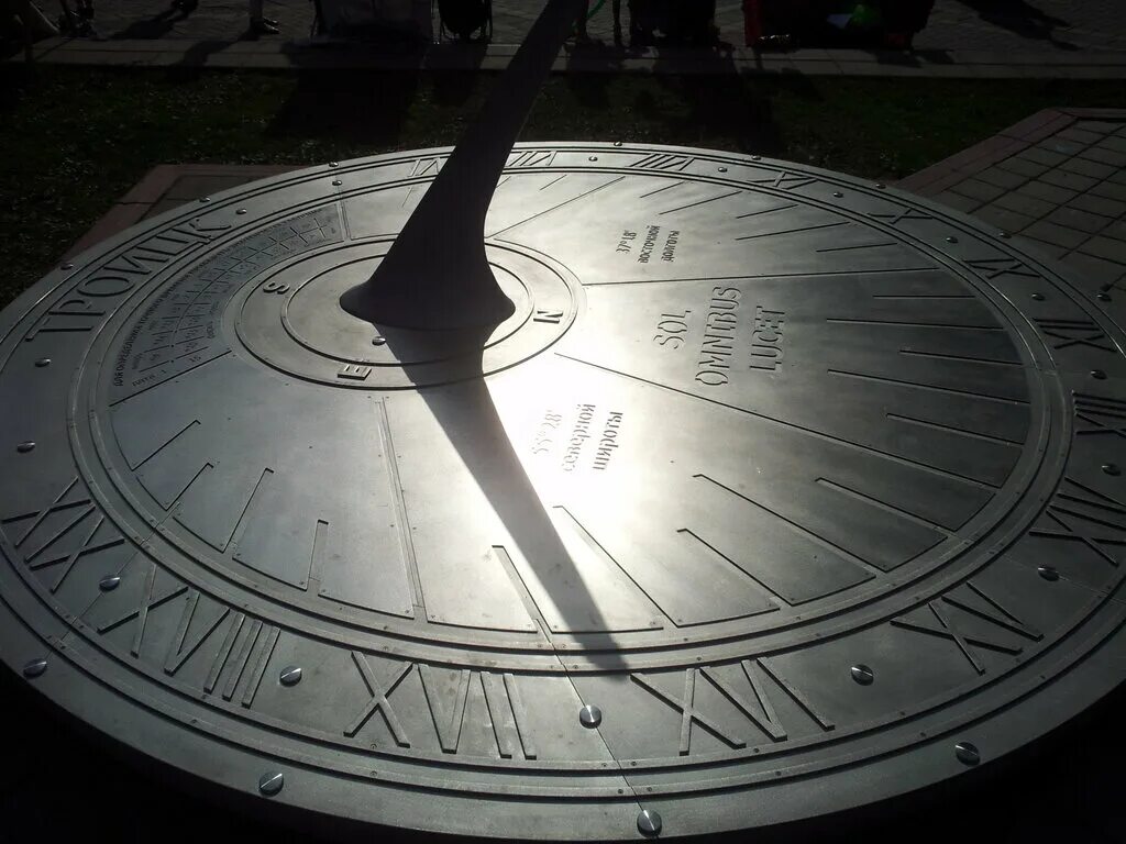 Песня солнечные часы. Солнечные часы гномон. Старинные солнечные часы. Горизонтальные солнечные часы. Макет солнечных часов.
