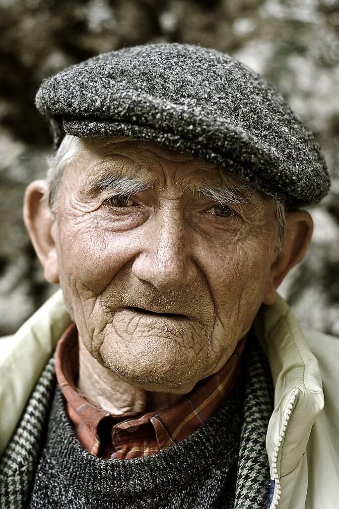 Пожилой старый мужчина. Старики. Пожилые люди. Старый человек. Фотопортреты людей.
