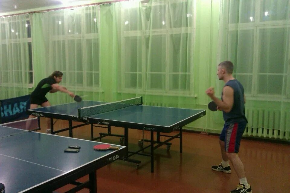 Настольный теннис тостиев федор. Настольный теннис нижний. Настольный теннис нижний новгород. Настольный теннис в улан-удэ. Зал для настольного тенниса.
