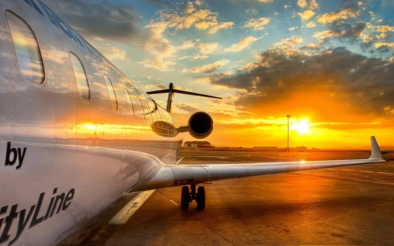 Пассажирский самолет. Самолет над морем. Самолет летает утром. Самолет летает утром. Красивые самолеты.