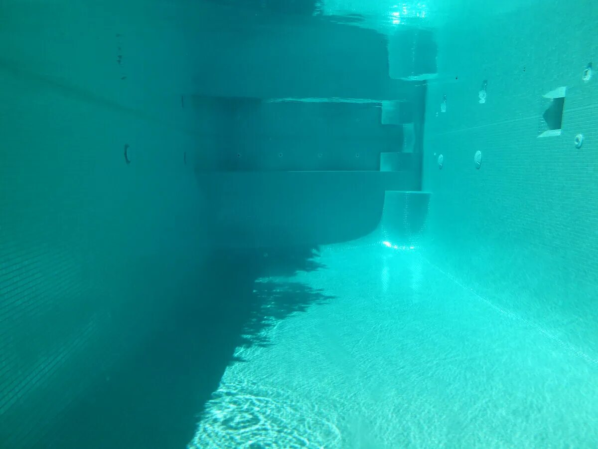 Человек плывет в бассейне. Фотосессия в воде в бассейне. Бассейн под водой видео. Фотосессия в бассейне под водой. Нырять в бассейн.