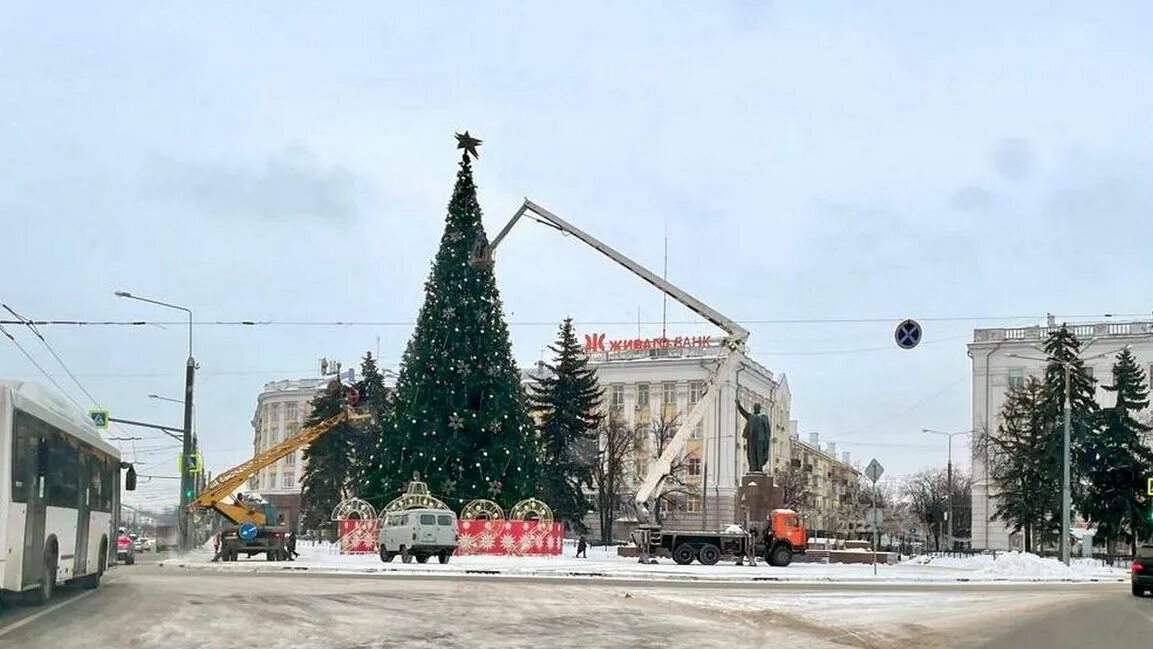 Елка на площади ленина 2021 рязань. Елка в туле 2022 на площади. Елка в новосибирске 2022 на площади ленина. Площадь советов кемерово 2022. Новогодняя площадь в чите.