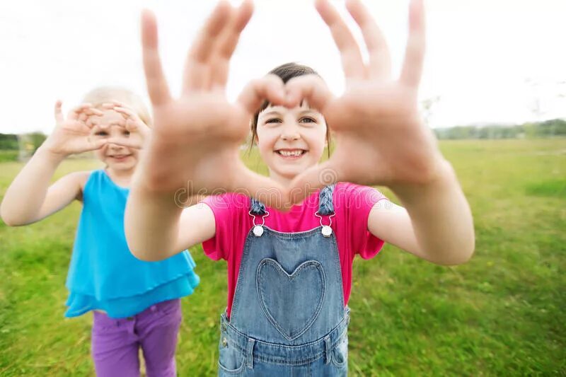 Девочка с сердцем в руках. Радостный мальчик на белом фоне. Ребенок показывает сердечко. Огромное сердце. Ребенок показывает сердечко.