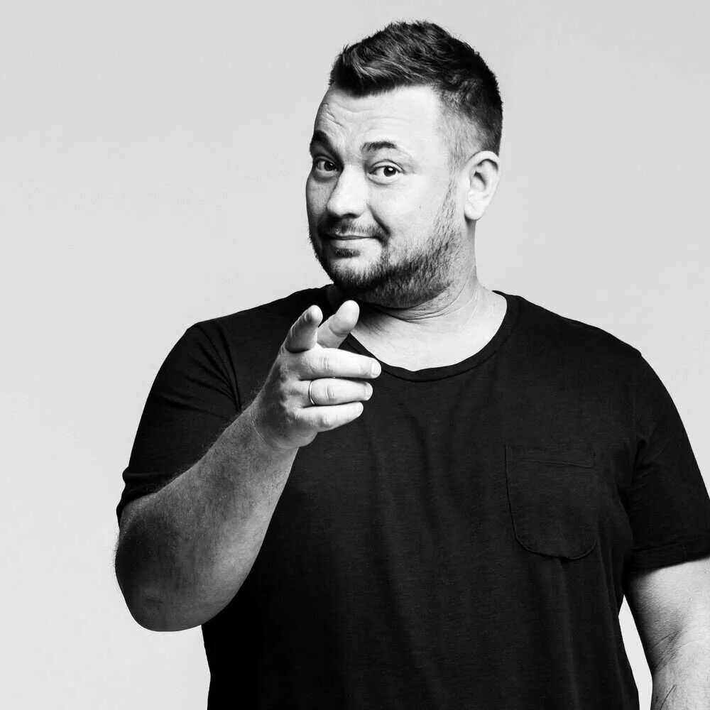 Как выглядит руки вверх. Жуков руки вверх 2000. Руки вверх солист. Сергей жуков 2000. Как выглядит руки вверх.