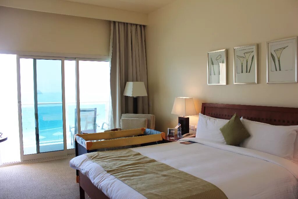 Рэдиссон блу резорт фуджейра. Radisson blu resort fujairah номера. the radisson blu resort fujairah 5* standard sea view with balcony. рэдиссон блю резорт улучшенный номер с видом на море. radisson blu resort fujairah 5* вид на море.