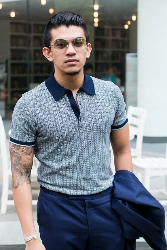 рубашка мужская заправленная в штаны. выправленная рубашка. обязательно ли заправлять. заправленная рубашка. заправленная рубашка с ремнем.