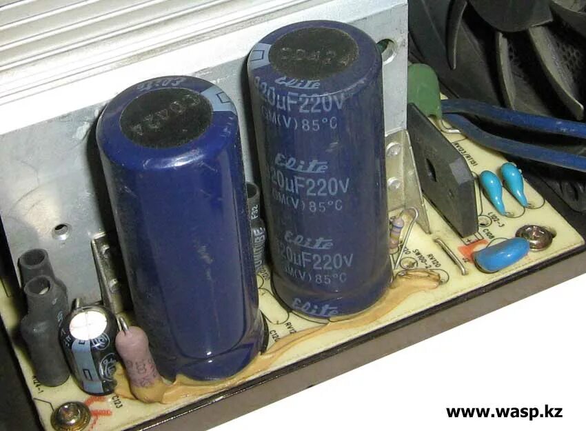 Входные конденсаторы блока питания компьютера. Блок питания 12 вольт 50 ампер. Блок питания пк конденсаторы 105. Crown cm-ps600 superior. Блок питания пк конденсаторы 105 chieftec.