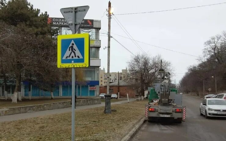 Технологии света таганрог. Улица с пешеходным переходом. Освещение таганрог. Таганрог виды города. Таганрог набережная вечером.