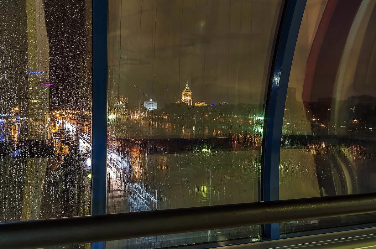 Дождливый город чере окно. Вечерняя Москва вид из окна. Вид через окно. Вид из окна на ночную Москву.