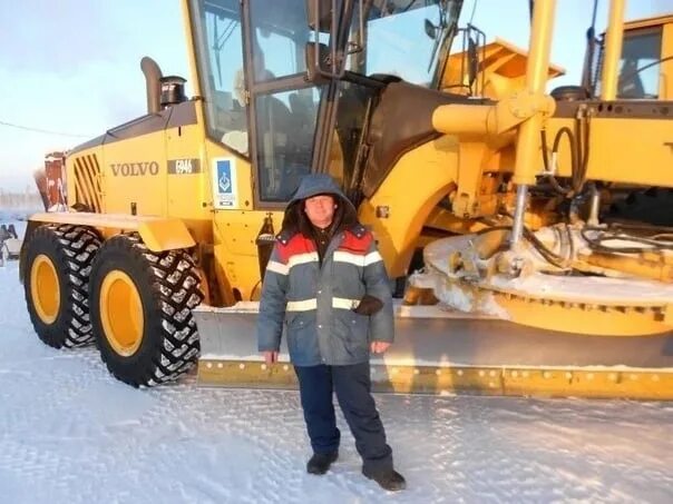 ЮГАНСТРОЙТРАНС Сургут машинист автогрейдера. Водитель грейдера. Профессия машинист автогрейдера. Водитель бульдозера.