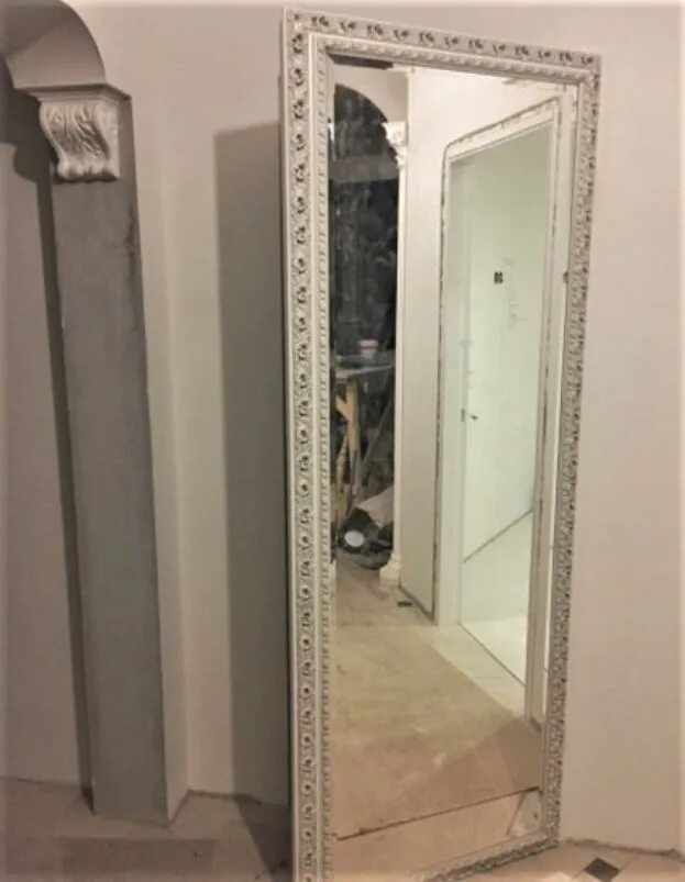 Накладка на дверь с зеркалом. Потайная дверь зеркало с багетом. Скрытая зеркальная дверь в багете. Дверь зеркало в багете. Зеркало на дверь.
